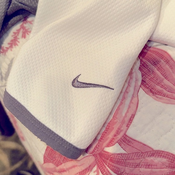 NIKE Women’s Golf Pullover. - Picture 5 of 8